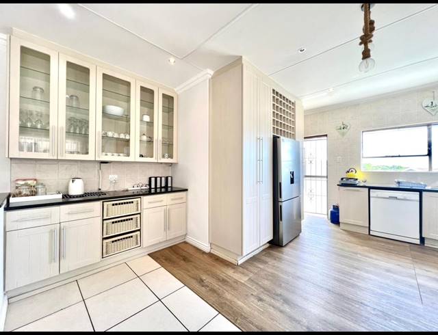 5 BEDROOM HOUSE FOR SALE IN PARADISE BEACH